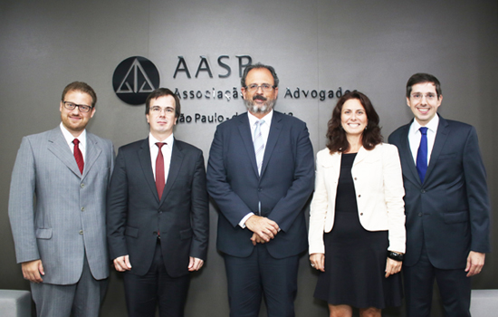 Da esq. para dir.: Dr. André Almeida Garcia, Dr. Marcelo Vieira von Adamek, Dr. Carlos Mourão, Dra Viviane Girardi e Dr. Eduardo Foz Mange.