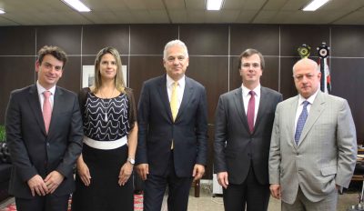 Da esq. pra dir.: Renato Cury (1º secretário), Elaine Cristina Beltran Camargo (conselheira), desembargador Wilson Fernandes, Marcelo von Adamek (presidente) e Luiz Périssé Duarte Junior (vice).