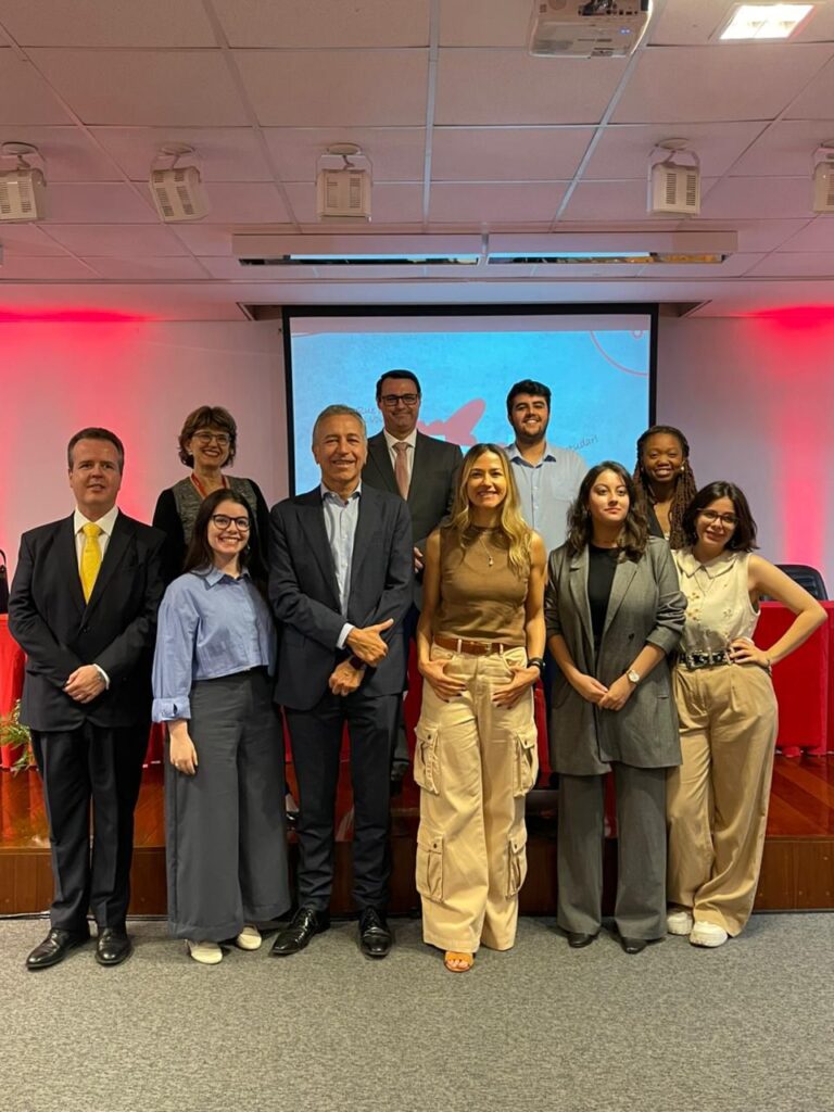 Pessoas presentes em palestra em auditório da Universidade Presbiteriana Mackenzie (UPM) em Campinas, São Paulo posam para foto.