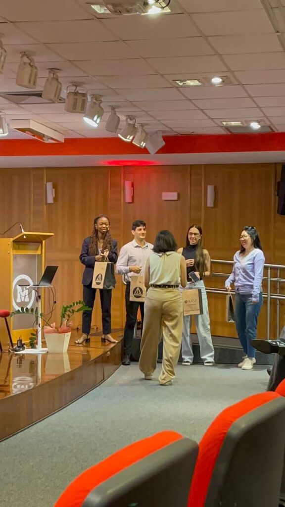 Alunas e alunos recebem kits da AASP.